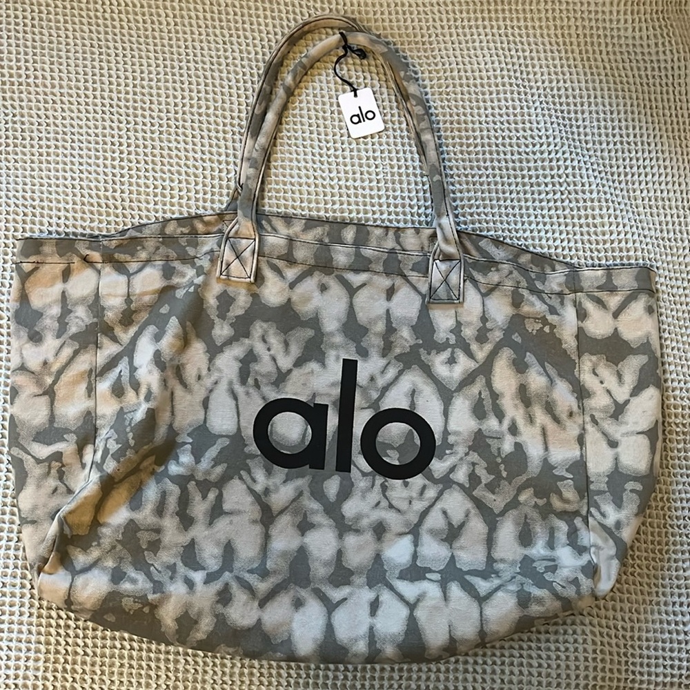 Alo Yoga tie-dye tote bag NWT